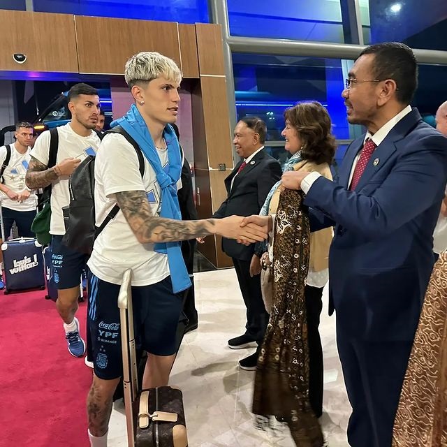 Tanpa Lionel Messi, Timnas Argentina yang dilatih oleh Lionel Scaloni telah tiba di Bandara Soekarno-Hatta, Tangerang, Banten, pada Jumat 16 Juni 2023 pukul 21.50.